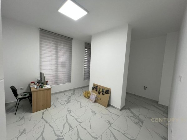 Tirane, jepet me qera zyre Kati 2, 127 m² 1.200 € (Kompleksi Zirkon)