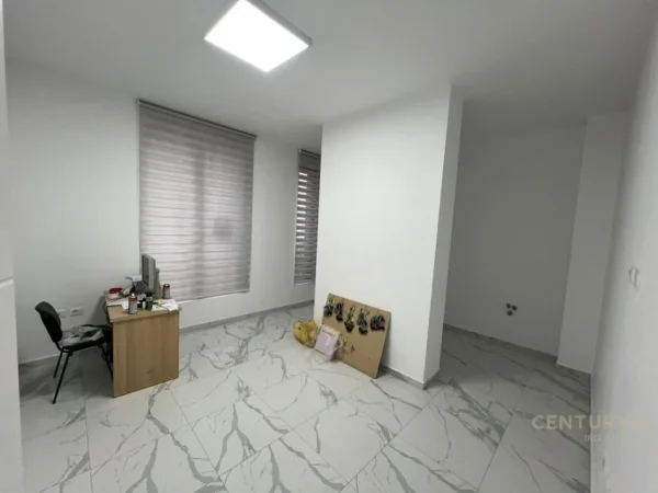 Tirane, jepet me qera zyre Kati 2, 127 m² 1.200 € (Kompleksi Zirkon)