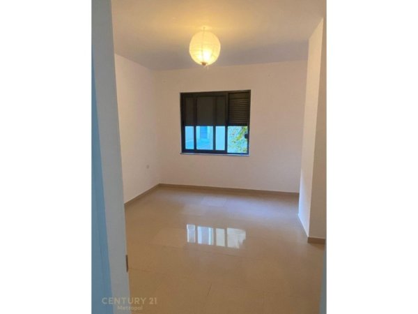 Tirane, jepet me qera zyre Kati 4, 106 m² 650 € (Kristal Center)