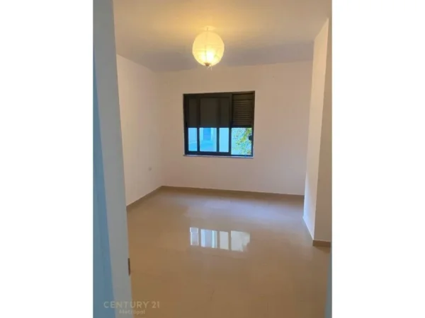 Tirane, jepet me qera zyre Kati 4, 106 m² 650 € (Kristal Center)