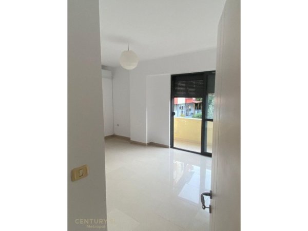 Tirane, jepet me qera zyre Kati 4, 106 m² 650 € (Kristal Center)