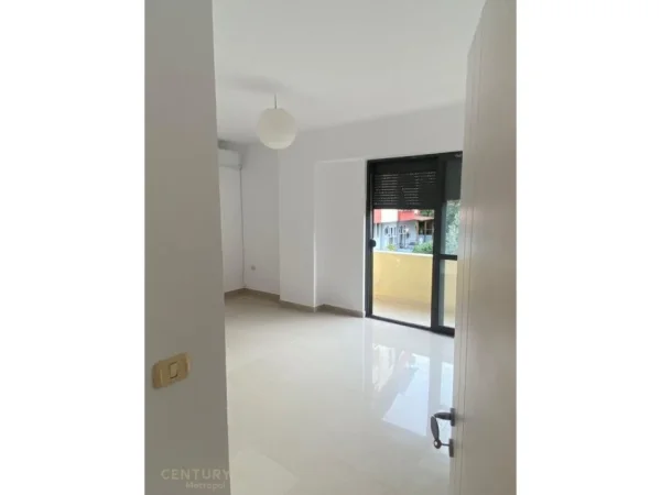 Tirane, jepet me qera zyre Kati 4, 106 m² 650 € (Kristal Center)