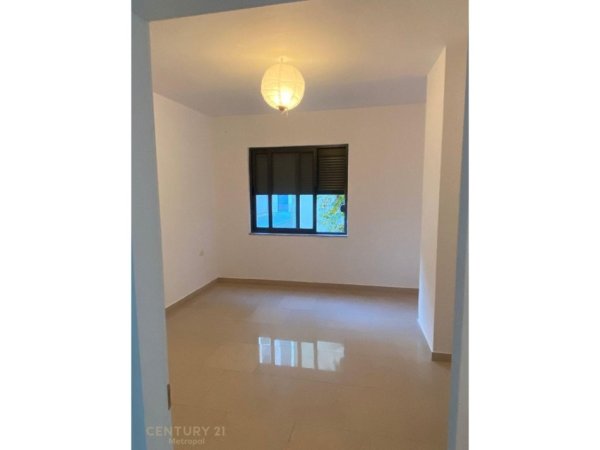 Tirane, jepet me qera zyre Kati 4, 106 m² 650 € (Kristal Center)