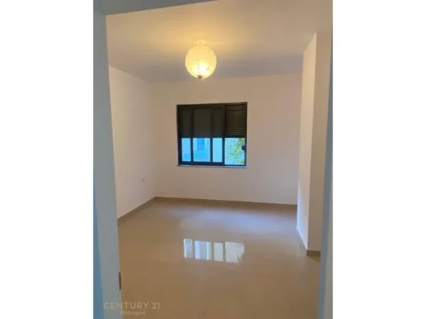 Tirane, jepet me qera zyre Kati 4, 106 m² 650 € (Kristal Center)