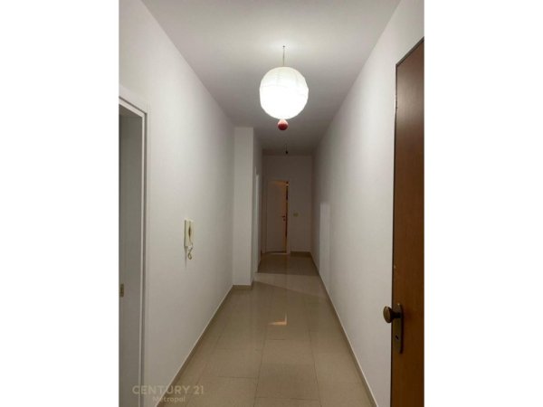 Tirane, jepet me qera zyre Kati 4, 106 m² 650 € (Kristal Center)
