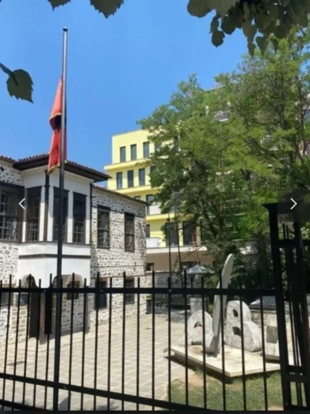 Korce, Shitet apartament 1+1 Kati 3, (Rruga Jovan Çiço Kosturi)