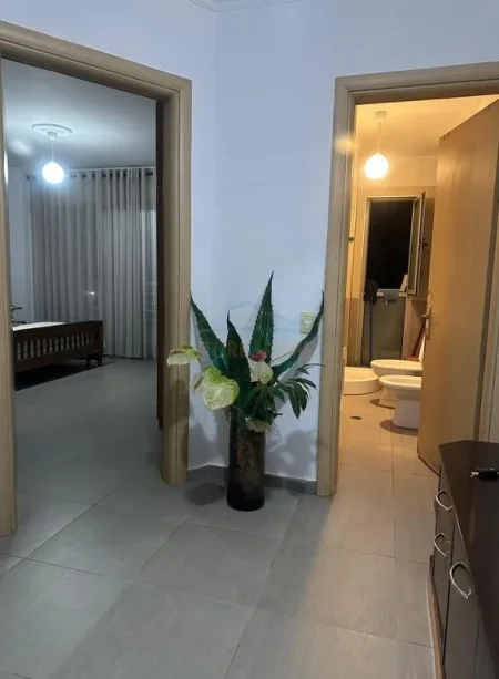 Tirane, jepet me qera apartament 2+1 Kati 2, 88 m² 600 € (Komuna e Parisit)