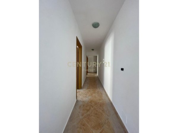 Tirane, shes 2+1 Kati 3, 80 m² 125.000 € 