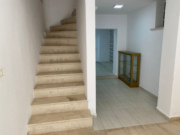 Tirane, jepet me qera ambjent biznesi Kati 1, 122 m² 1.500 € (Qender)