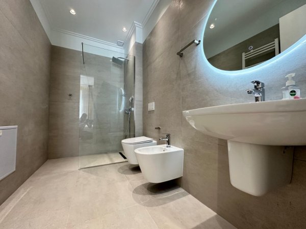 Tirane, jepet me qera apartament 3+1 Kati 1, 145 m² 2.000 € (LIQENI I THATE)