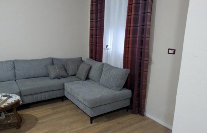 Tirane, jepet me qera apartament 2+1 Kati 2, 80 m² 500 € (XHAMLLIK)