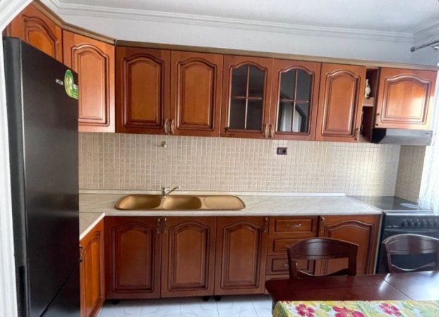 Tirane, jepet me qera apartament 2+1 Kati 4, 80 m² 700 € (ISH PARKU)