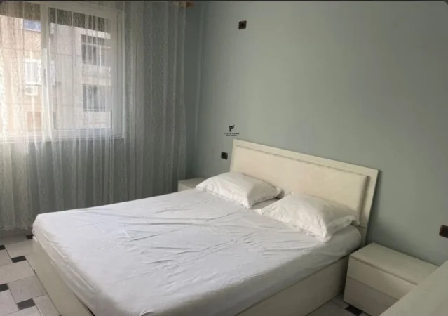 Tirane, jepet me qera apartament 2+1 Kati 4, 80 m² 700 € (ISH PARKU)
