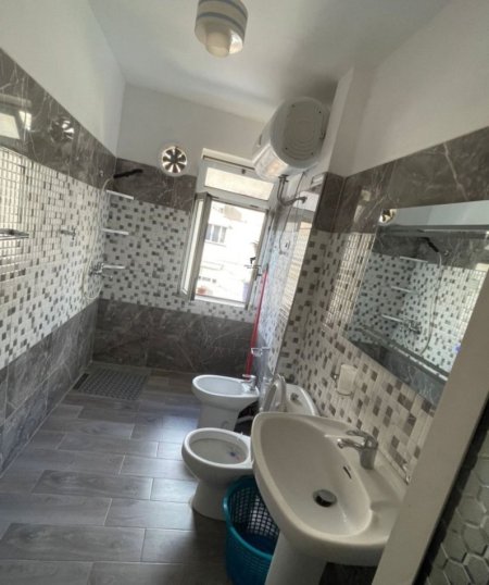 Tirane, jepet me qera apartament 2+1 Kati 4, 80 m² 700 € (ISH PARKU)