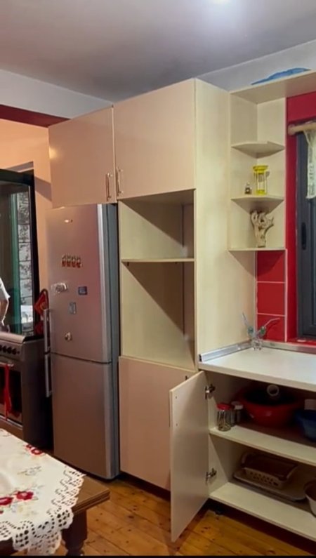 Jepet me Qera Hyrje 1+1 ne Laprakë, Rruga Josif Pashko,  300 €URO