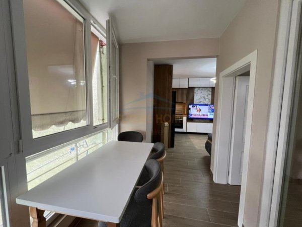 Tirane, jepet me qera apartament 1+1 Kati 8, 61 m² 500 € (Fresku)