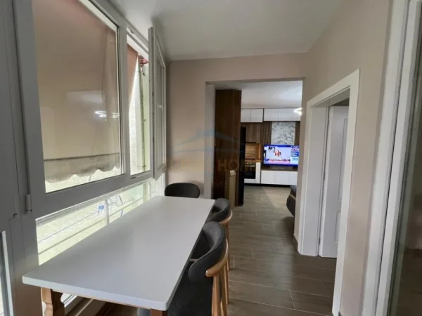 Tirane, jepet me qera apartament 1+1 Kati 8, 61 m² 500 € (Fresku)