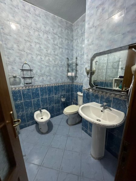 Tirane, jepet me qera apartament 2+1+Ballkon Kati 8, 110 m² 60,000Leke (Rruga e Dibres)