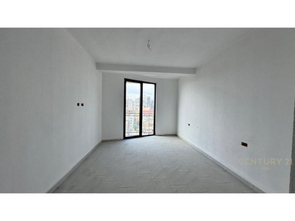 Apartament 3+1+2 + post parkimi te perfshire ne cmim tek Mine Peza! 1.200 € (Rruga Mine Peza)