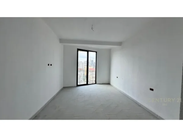 Apartament 3+1+2 + post parkimi te perfshire ne cmim tek Mine Peza! 1.200 € (Rruga Mine Peza)