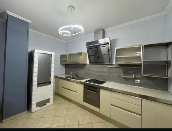 Tirane, jepet me qera apartament 2+1 , 100 m² 600 € (Harry Fultz)