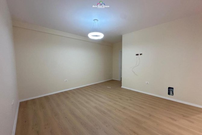 Tirane, jepet me qera zyre Kati 3, 100 m² 450 € (Bulevardi Migjeni)