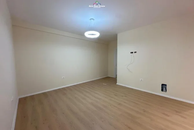 Tirane, jepet me qera zyre Kati 3, 100 m² 450 € (Bulevardi Migjeni)