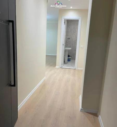 Tirane, jepet me qera zyre Kati 3, 100 m² 450 € (Bulevardi Migjeni)