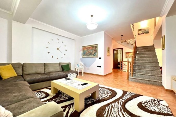 Vlore, shitet 5+1+Ballkon , 210 m² 225.000 € (Lagjja Lirimi, Rruga e Re, Vlorë)