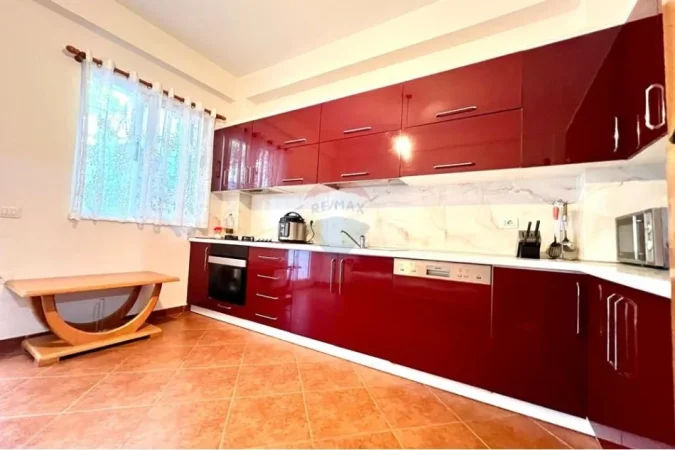 Vlore, shitet 5+1+Ballkon , 210 m² 225.000 € (Lagjja Lirimi, Rruga e Re, Vlorë)