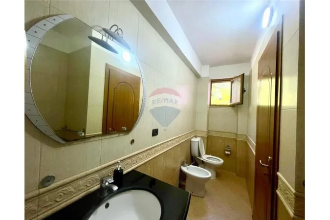 Vlore, shitet 5+1+Ballkon , 210 m² 225.000 € (Lagjja Lirimi, Rruga e Re, Vlorë)