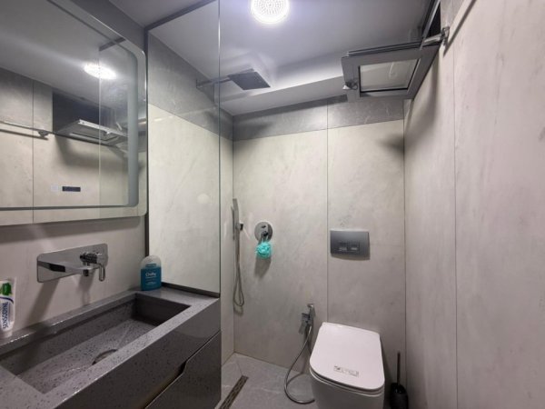 Tirane, jepet me qera 1 Katshe , 130 m² 800 € (LIQENI ITHATE)