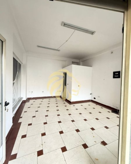 Tirane, jepet me qera dyqan , 30 m² 400 € 
