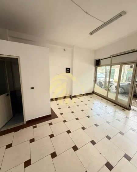 Tirane, jepet me qera dyqan , 30 m² 400 € 