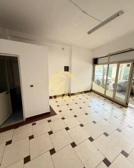 Tirane, jepet me qera dyqan , 30 m² 400 € 