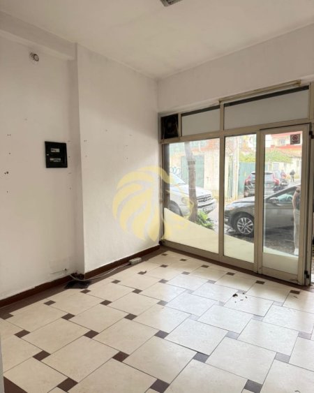 Tirane, jepet me qera dyqan , 30 m² 400 € 