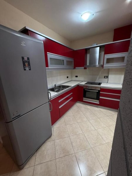 Tirane, jepet me qera apartament 2+1+Ballkon Kati 4, 85 m² 600 € (Rr. Eduardo Mano)