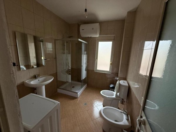 Tirane, jepet me qera apartament 2+1+Ballkon Kati 4, 85 m² 600 € (Rr. Eduardo Mano)