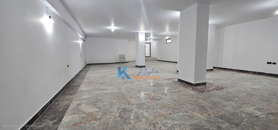 Tirane, jap me qera ambjent biznesi Kati -1, 200 m² 3.900 € (Bllok, prane farmaci Blloku)