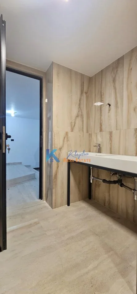 Tirane, jap me qera ambjent biznesi Kati -1, 200 m² 3.100 € (Bllok, prane farmaci Blloku)