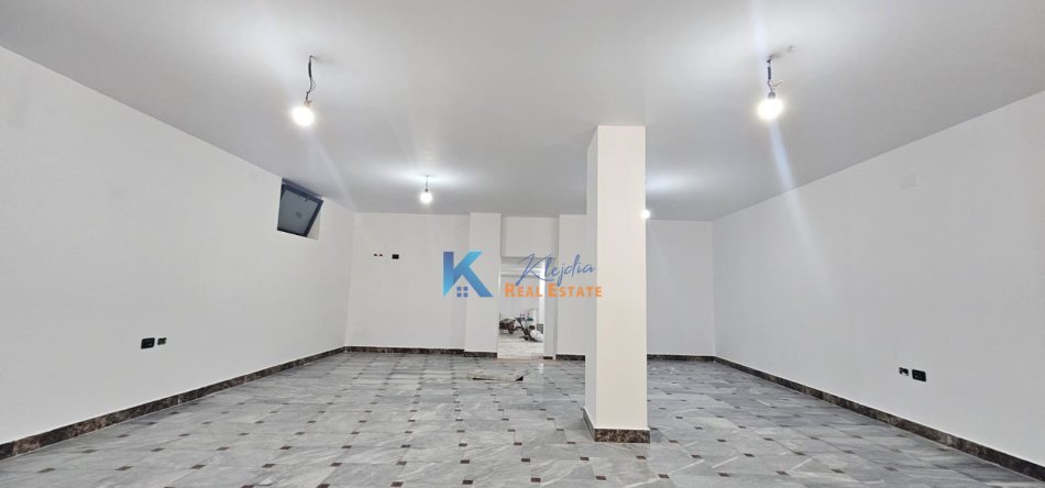 Tirane, jap me qera ambjent biznesi Kati -1, 200 m² 3.900 € (Bllok, prane farmaci Blloku)