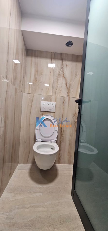 Tirane, jap me qera ambjent biznesi Kati -1, 200 m² 3.900 € (Bllok, prane farmaci Blloku)