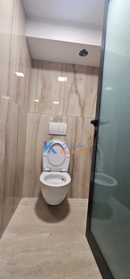 Tirane, jap me qera ambjent biznesi Kati -1, 200 m² 3.100 € (Bllok, prane farmaci Blloku)