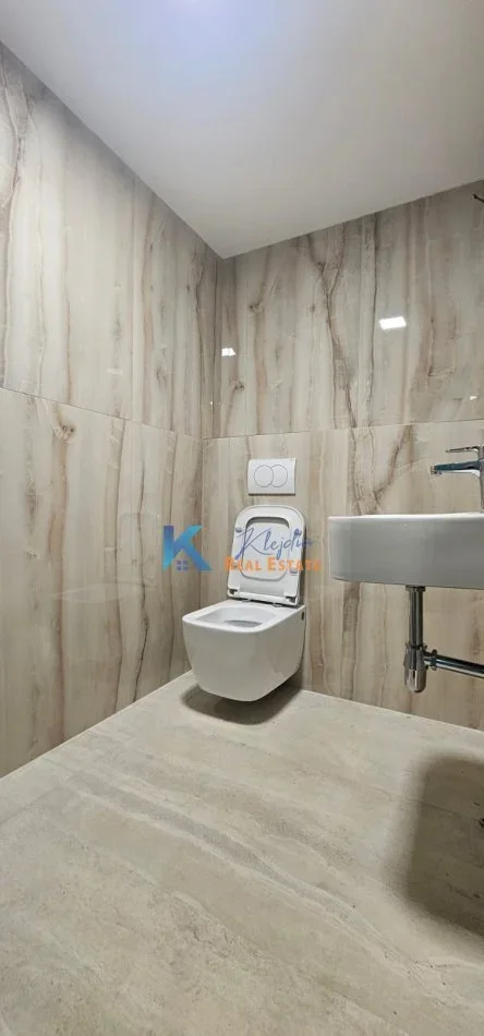 Tirane, jap me qera ambjent biznesi Kati -1, 200 m² 3.100 € (Bllok, prane farmaci Blloku)