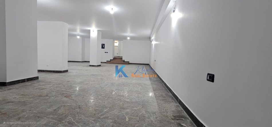 Tirane, jap me qera ambjent biznesi Kati -1, 200 m² 3.900 € (Bllok, prane farmaci Blloku)