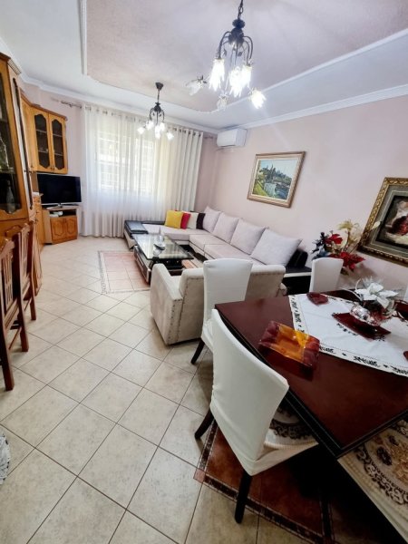 Tirane, jepet me qera apartament 2+1+Aneks+Ballkon Kati 7, 750 € 
