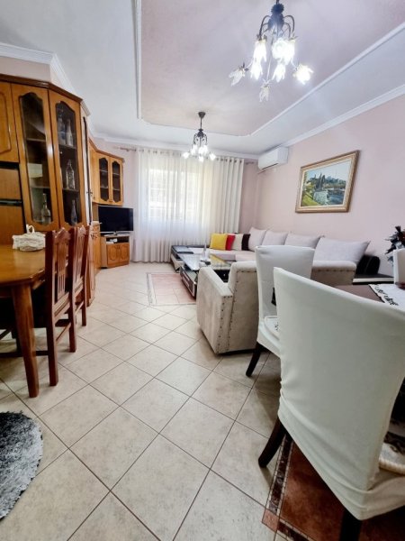 Tirane, jepet me qera apartament 2+1+Aneks+Ballkon Kati 7, 750 € 