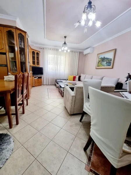 Tirane, jepet me qera apartament 2+1+Aneks+Ballkon Kati 7, 750 € 