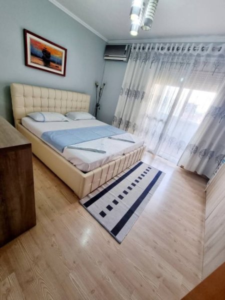 Tirane, jepet me qera apartament 2+1+Aneks+Ballkon Kati 7, 750 € 