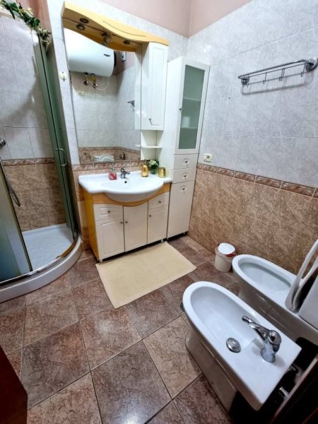 Tirane, jepet me qera apartament 2+1+Aneks+Ballkon Kati 7, 750 € 